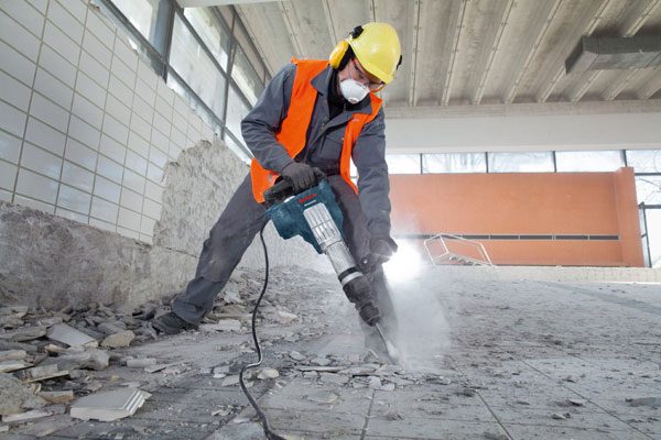 عامل تكسير جدران وحمامات ومطبخ 0575768115